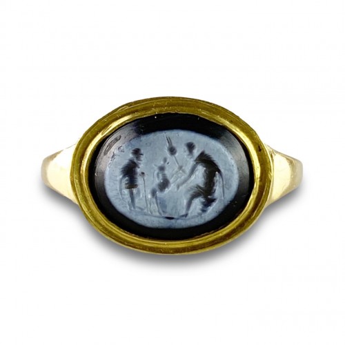 Antiquités - Ring with a Roman Nicolo intaglio. 2nd century A.D, later gold ring.