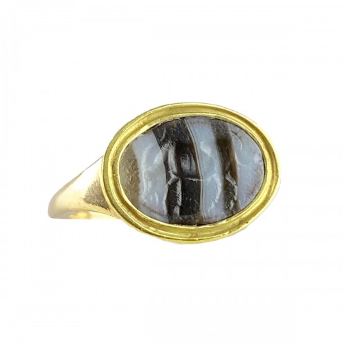 Ring with a Roman banded agate intaglio of an Antelope. 2nd-1st century BC.