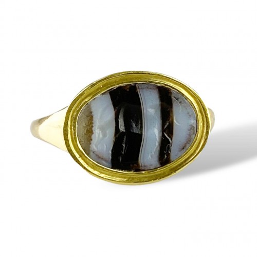 Ring with a Roman banded agate intaglio of an Antelope. 2nd-1st century BC. - Antique Jewellery Style 