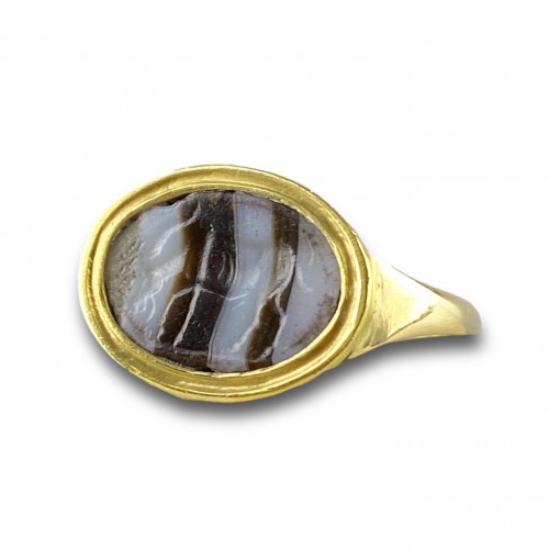 Ring with a Roman banded agate intaglio of an Antelope. 2nd-1st century BC. - 