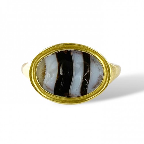 Ring with a Roman banded agate intaglio of an Antelope. 2nd-1st century BC. - 