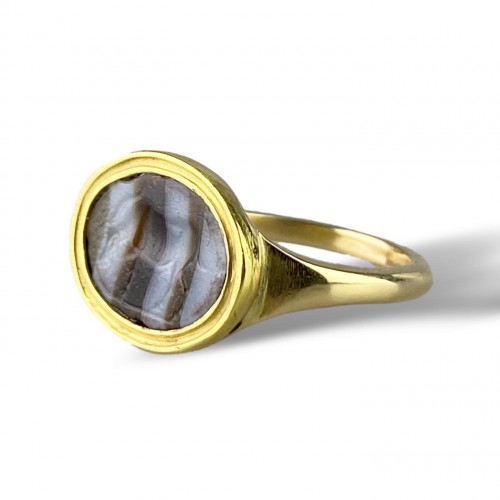  - Bague avec une intaille en agate à bandes romaines d'une antilope. IIe-Ier siècle av.