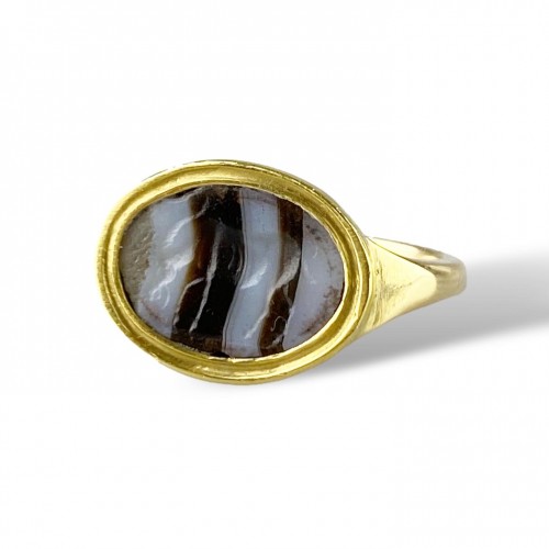 Antiquités - Bague avec une intaille en agate à bandes romaines d'une antilope. IIe-Ier siècle av.