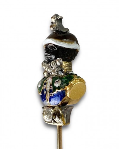 Épingle avec un buste en agate et émail d'un prince maure, France XVIIIe siècle - 