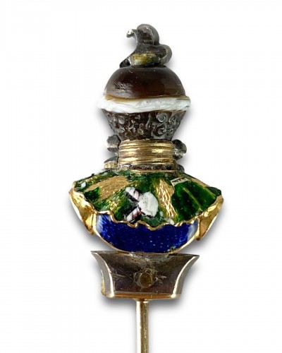  - Stick pin with an agate &amp; enamel bust of a Moorish Prince. French, 18th cen