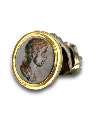 Agate &amp; gold seal set with a Moorish Prince. French, late 17th &amp; 18th centu - Antique Jewellery Style 