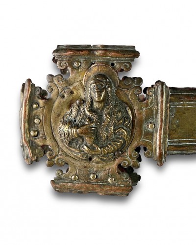 Antiquités - Croix de procession Renaissance en cuivre doré. Italie XVe - XVIe siècles