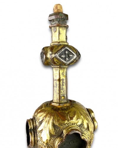 Art sacré, objets religieux  - Croix de procession ou tige de calice en cuivre doré. Italien, fin du XVe siècle.