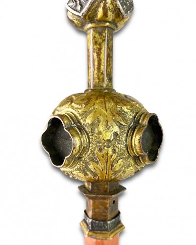 XIe au XVe siècle - Croix de procession ou tige de calice en cuivre doré. Italien, fin du XVe siècle.