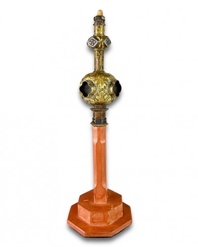  - Croix de procession ou tige de calice en cuivre doré. Italien, fin du XVe siècle.