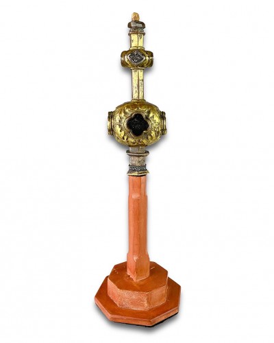 Antiquités - Croix de procession ou tige de calice en cuivre doré. Italien, fin du XVe siècle.