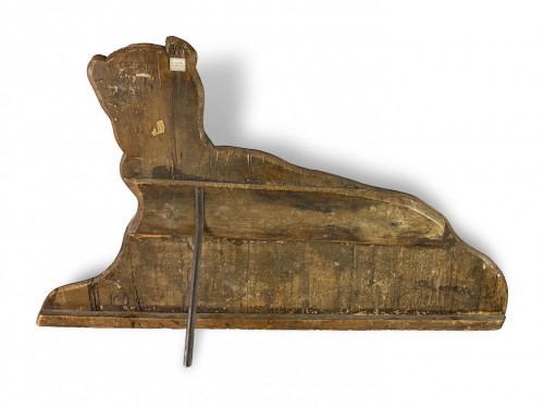 Dummy board in the form of a recumbent dog. Italian, late 17th century. - Decorative Objects Style 