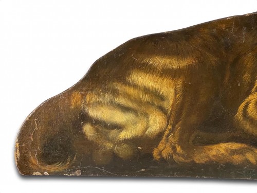 Antiquités - Dummy board in the form of a recumbent dog. Italian, late 17th century.