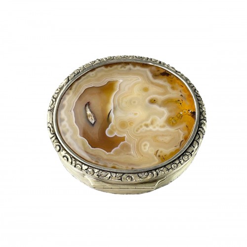 Massive silver mounted agate table snuff box. English, Circa 1820.