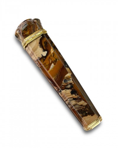 Étui à cire à cacheter en agate de bois pétrifié monté en or. Allemand, vers 1760 - Objets de Vitrine Style 