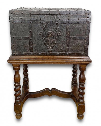 Dated strongbox. French or Flemish mid 17th century - Curiosities Style 