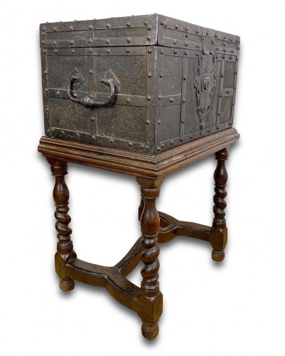 Antiquités - Dated strongbox. French or Flemish mid 17th century