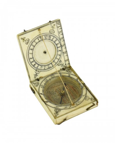 Engraved ivory pocket sundial and compass. Dieppe, 17th century.
