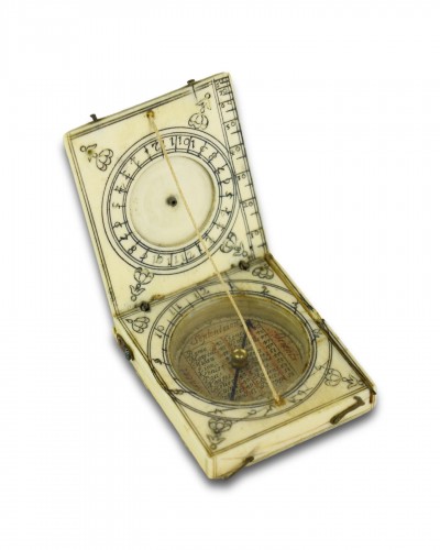 Cadran solaire et boussole de poche en ivoire gravé. Dieppe, XVIIe siècle. - Objets de Curiosité Style 