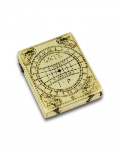 Collectibles  - Engraved ivory pocket sundial and compass. Dieppe, 17th century.