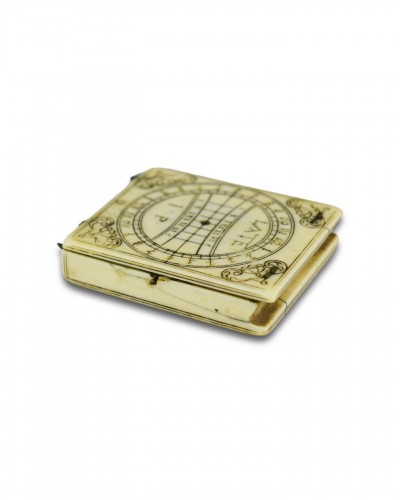 17th century - Engraved ivory pocket sundial and compass. Dieppe, 17th century.