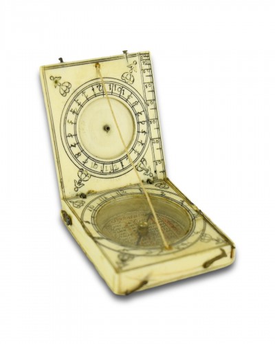  - Engraved ivory pocket sundial and compass. Dieppe, 17th century.
