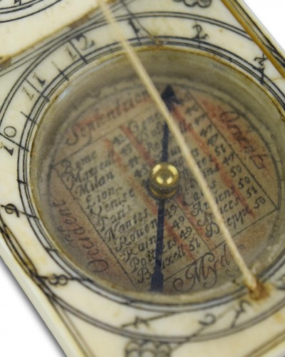 Antiquités - Cadran solaire et boussole de poche en ivoire gravé. Dieppe, XVIIe siècle.