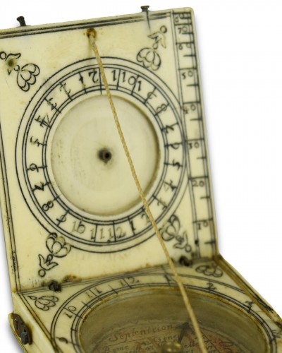 Antiquités - Cadran solaire et boussole de poche en ivoire gravé. Dieppe, XVIIe siècle.