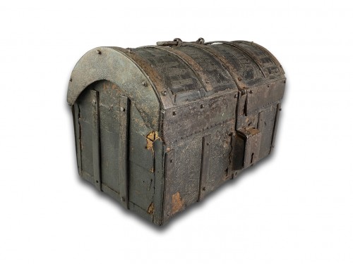 Antiquités - Coffret en cuir bouilli monté en fer - France XVe siècle