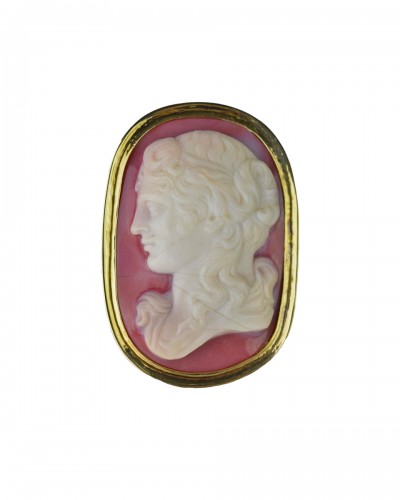 Gold ring set with an agate cameo of Venus. Italian, 18th century.