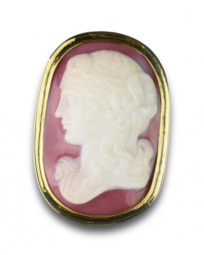 Gold ring set with an agate cameo of Venus. Italian, 18th century. - 