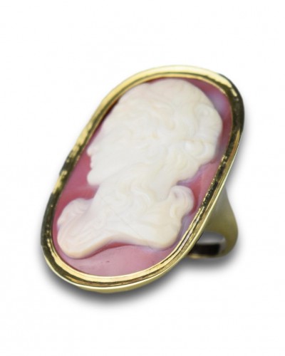 Gold ring set with an agate cameo of Venus. Italian, 18th century. - 