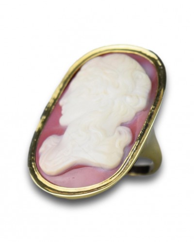 Bague en or sertie d'un camée en agate de Vénus, Italie XVIIIe siècle - 