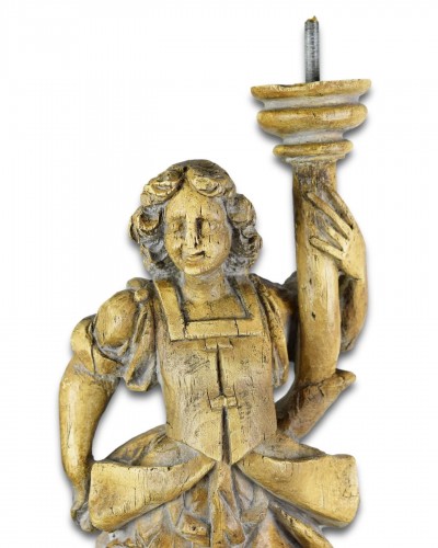Art sacré, objets religieux  - Paire de torchères en bois sculpté représentant des anges, Espagne XVIIe siècle.