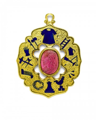 Pendentif quadrilobe en or et émail avec un camée Renaissance en grenat du Christ