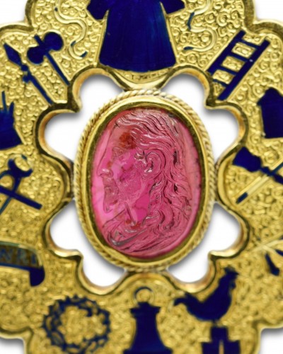 Gold &amp; enamel quatrefoil pendant with a Renaissance garnet cameo of Christ - Antique Jewellery Style 