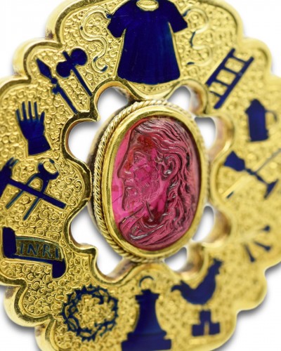 Antique Jewellery  - Gold &amp; enamel quatrefoil pendant with a Renaissance garnet cameo of Christ