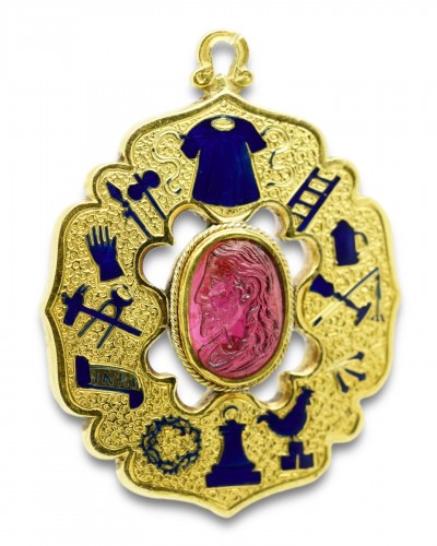 Gold &amp; enamel quatrefoil pendant with a Renaissance garnet cameo of Christ - 