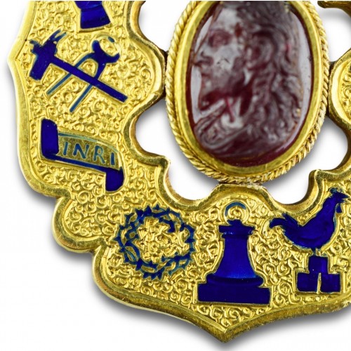 <= 16th century - Gold &amp; enamel quatrefoil pendant with a Renaissance garnet cameo of Christ