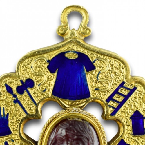 Pendentif quadrilobe en or et émail avec un camée Renaissance en grenat du Christ - 