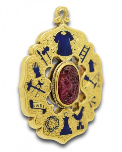  - Gold &amp; enamel quatrefoil pendant with a Renaissance garnet cameo of Christ