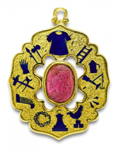 Antiquités - Pendentif quadrilobe en or et émail avec un camée Renaissance en grenat du Christ