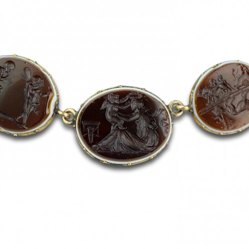 19th century - Grand tour necklace set with Tassie intaglios. Italian, early 19th century.