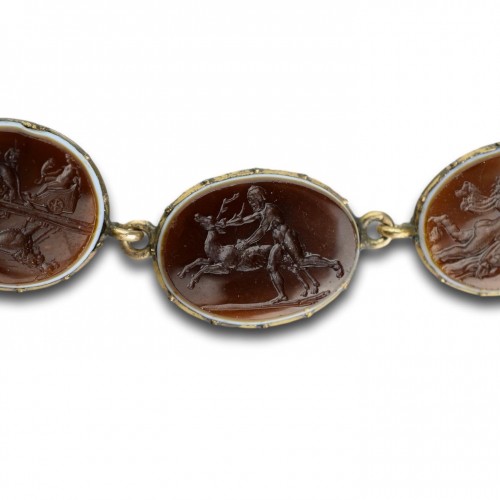 Grand tour necklace set with Tassie intaglios. Italian, early 19th century. - 