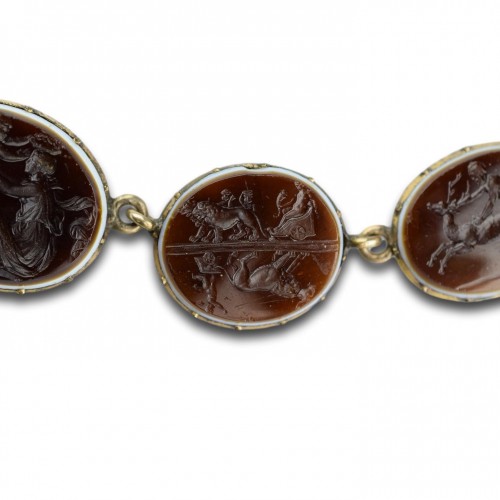 Antiquités - Grand tour necklace set with Tassie intaglios. Italian, early 19th century.