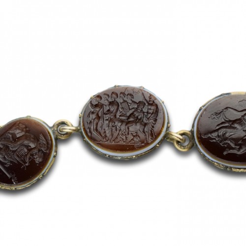 Antiquités - Grand tour necklace set with Tassie intaglios. Italian, early 19th century.