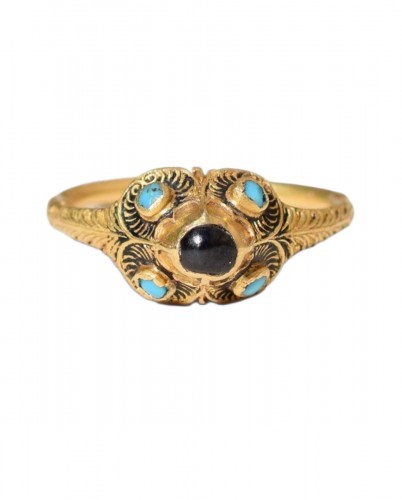 Renaissance Gold Ring With Turquoises And A Garnet. European, 16th Century.