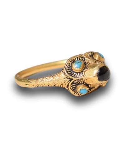 Renaissance Gold Ring With Turquoises And A Garnet. European, 16th Century. - Antique Jewellery Style Renaissance