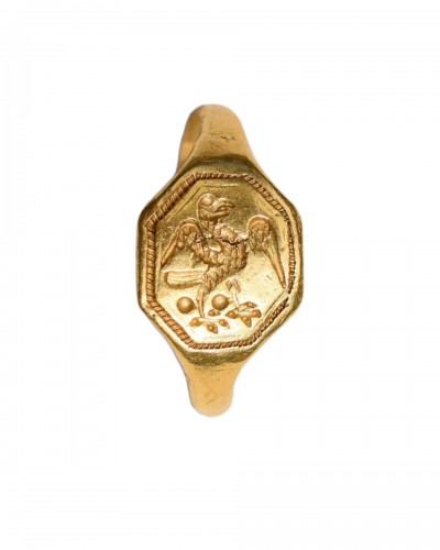 Chevalière Ben or haut carat gravée d'un faucon, Angleterre début du XVIIe siècle.
