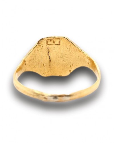 Signet Ring In Fine Carat Gold Engraved With A Falcon. English, Early 17th  - Antique Jewellery Style 